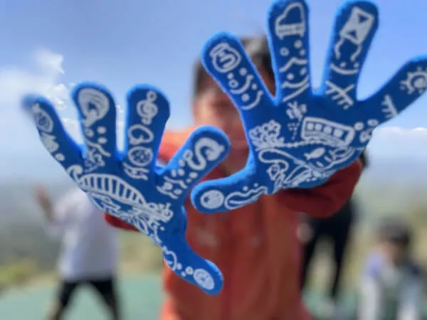 浜名湖をイメージした手袋　浜名湖って！？手袋を全員にプレゼント　浜名湖ってダイダラボッチが左手をついて出来た！？