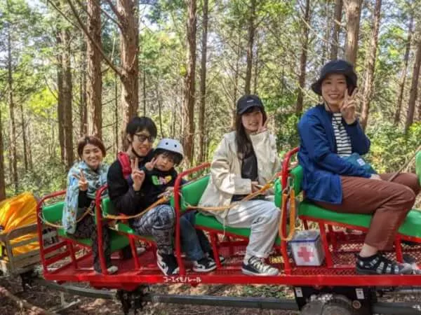 トロッコで離陸場へGo!!　わくわくが止まらない！