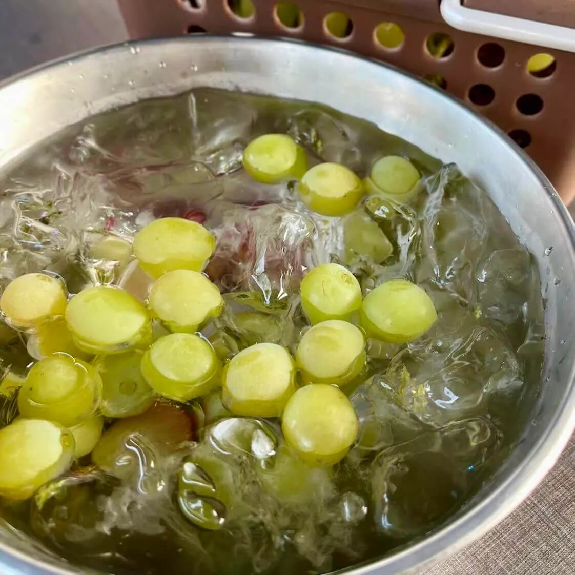 無料の氷水でキンキンに冷えたシャインマスカットもお楽しみください♪