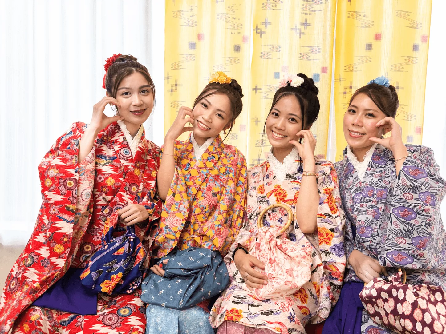 沖縄琉装苑で色鮮やかな琉装を着て記念撮影をする女性グループ