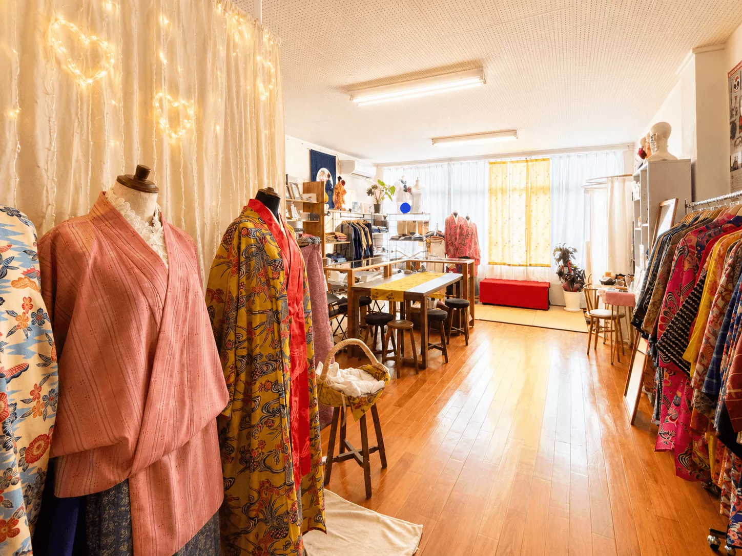 沖縄琉装苑の明るく清潔感のある店舗内装と着付けエリア