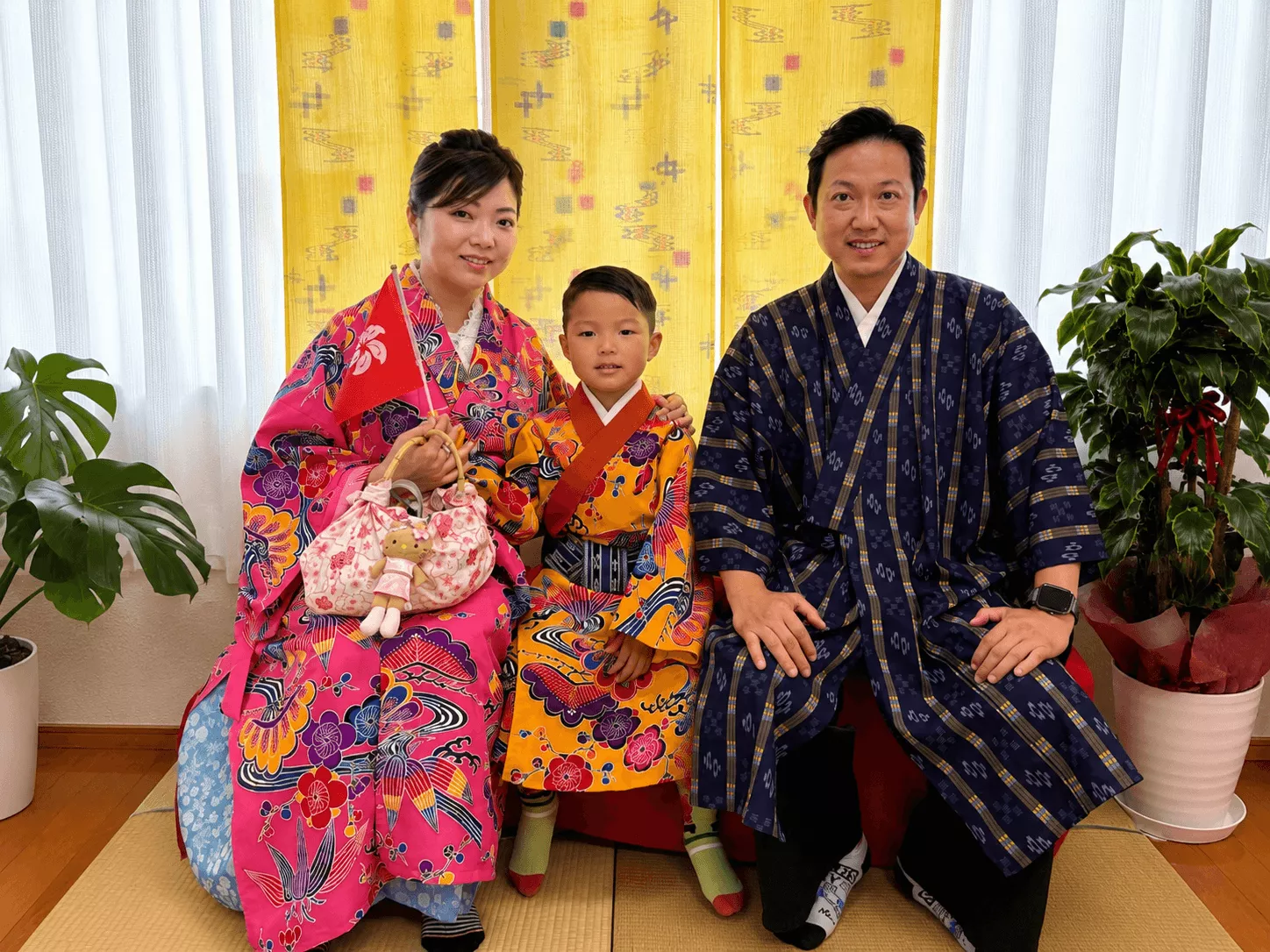 家族全員で伝統衣装の琉装を身にまとった3人家族の記念撮影