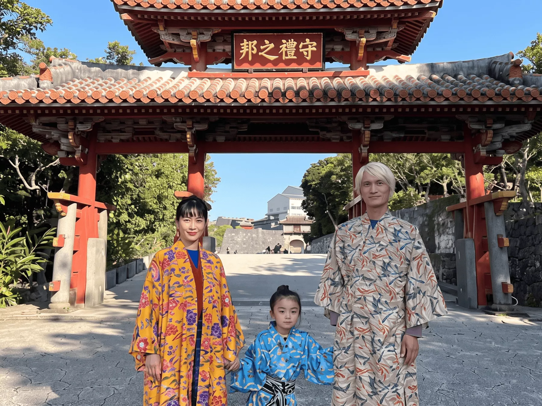守礼門の前で琉装を着て記念撮影をする男女（ご夫婦・カップル）