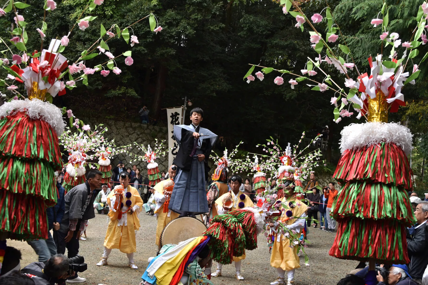 神夫知(しんぶち)と呼ばれる男児が、踊りを奉納する前に大声で口上を述べる様は圧巻です。