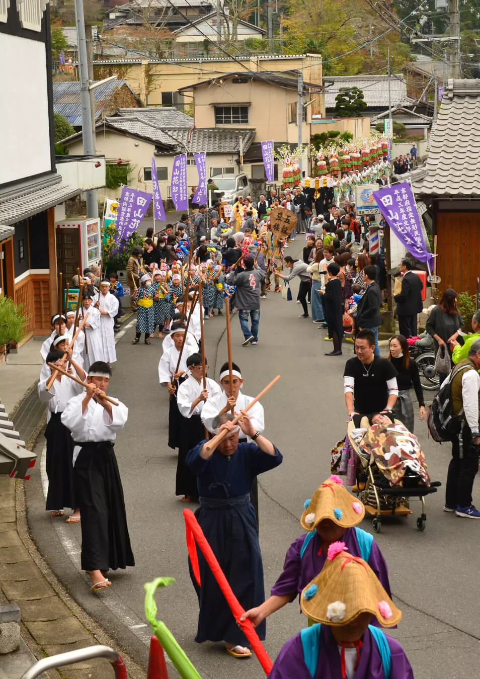 花踊りの役者は10種類ほどあり、いりは行列では様々な装束を着た役者が練り歩きます。ほら貝や太鼓の音と子どもたちの「ヤーハー」という元気なかけ声がのどかな集落に響き渡ります。