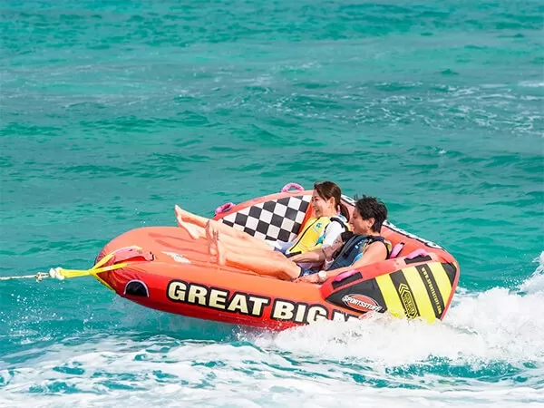 万座毛を海から眺めるビッグマーブル