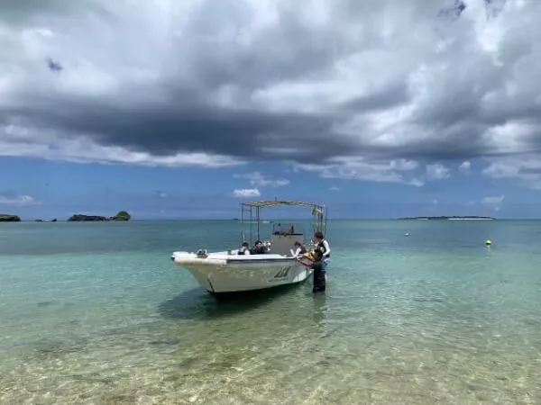 シュノーケルは無人島へご案内！27名乗りの安定感抜群のボートで出発！