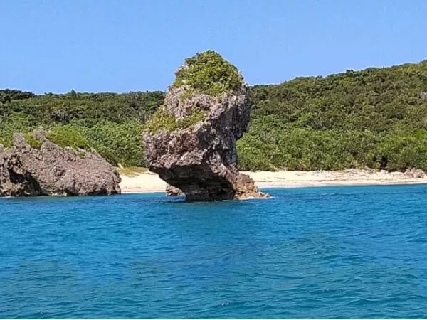 沖から見る浜比嘉島は奇岩がいっぱい！