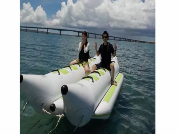 バナナボートで浜比嘉島を一周！10人まで乗れます。