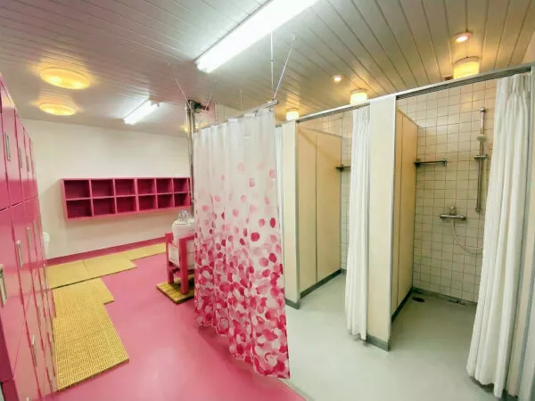 男女別、シャワー室、更衣室完備