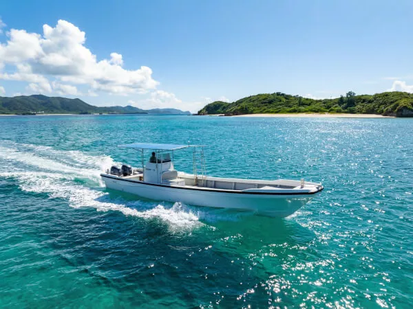 お店から、青の洞窟までボートで約5分ほどで到着します