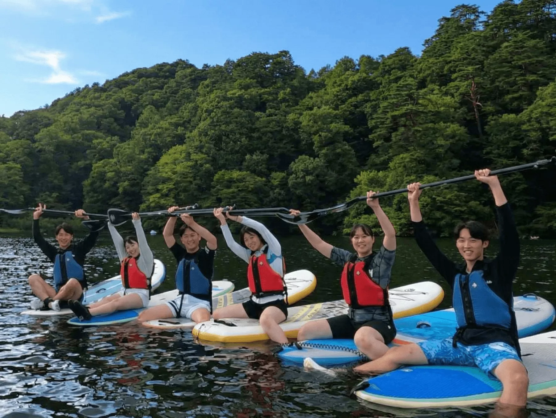 八ヶ岳の穏やかな湖面を仲間や家族とパドルで進むSUP風景
