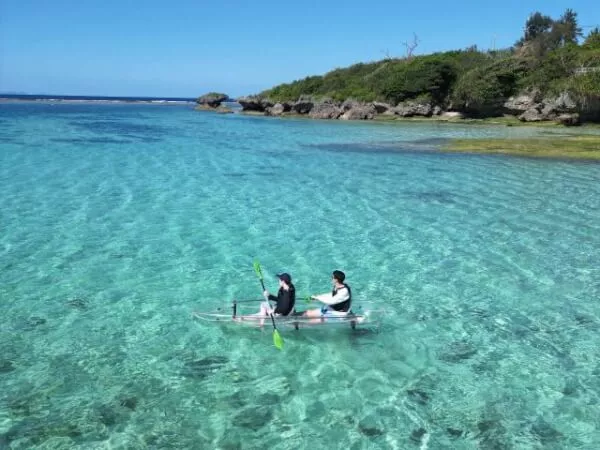 【沖縄・今帰仁村】　1歳からOK！家族・カップルで楽しむ！エメラルドグリーンの海を満喫♪クリアカヤック体験《ドローン撮影も相談可》