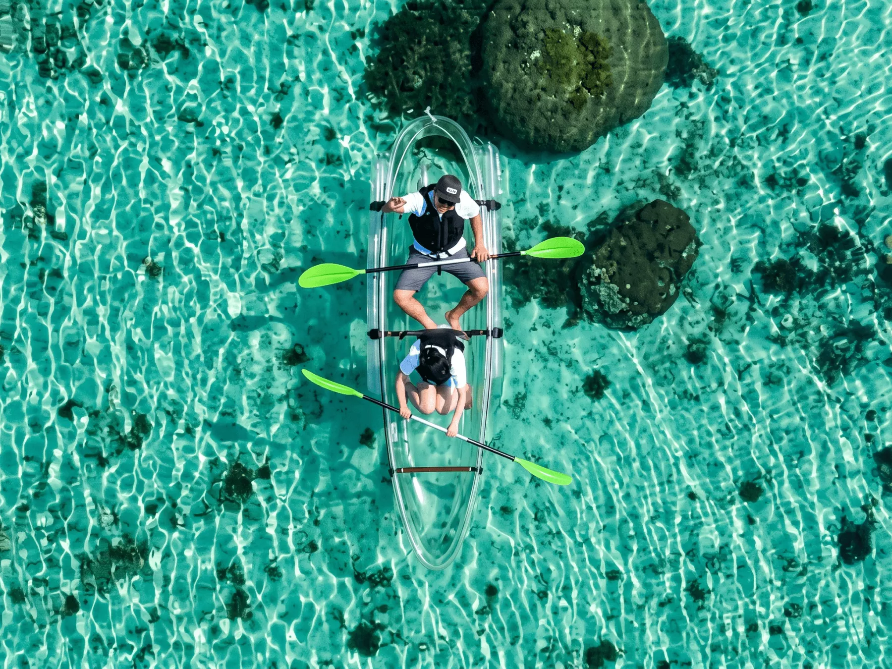 沖縄のエメラルドグリーンの海でパドルボード（SUP）ツアーを満喫する風景