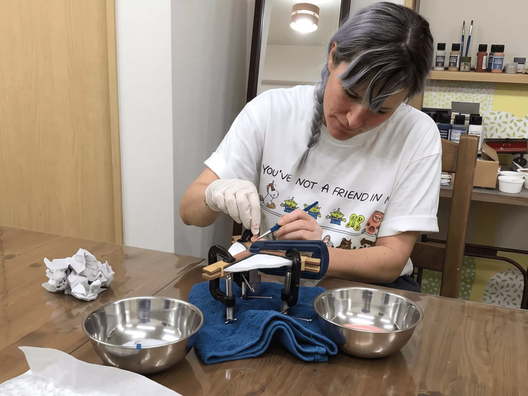 エプロンを着用し丁寧に手作業で染色工程を進める体験参加者の手元