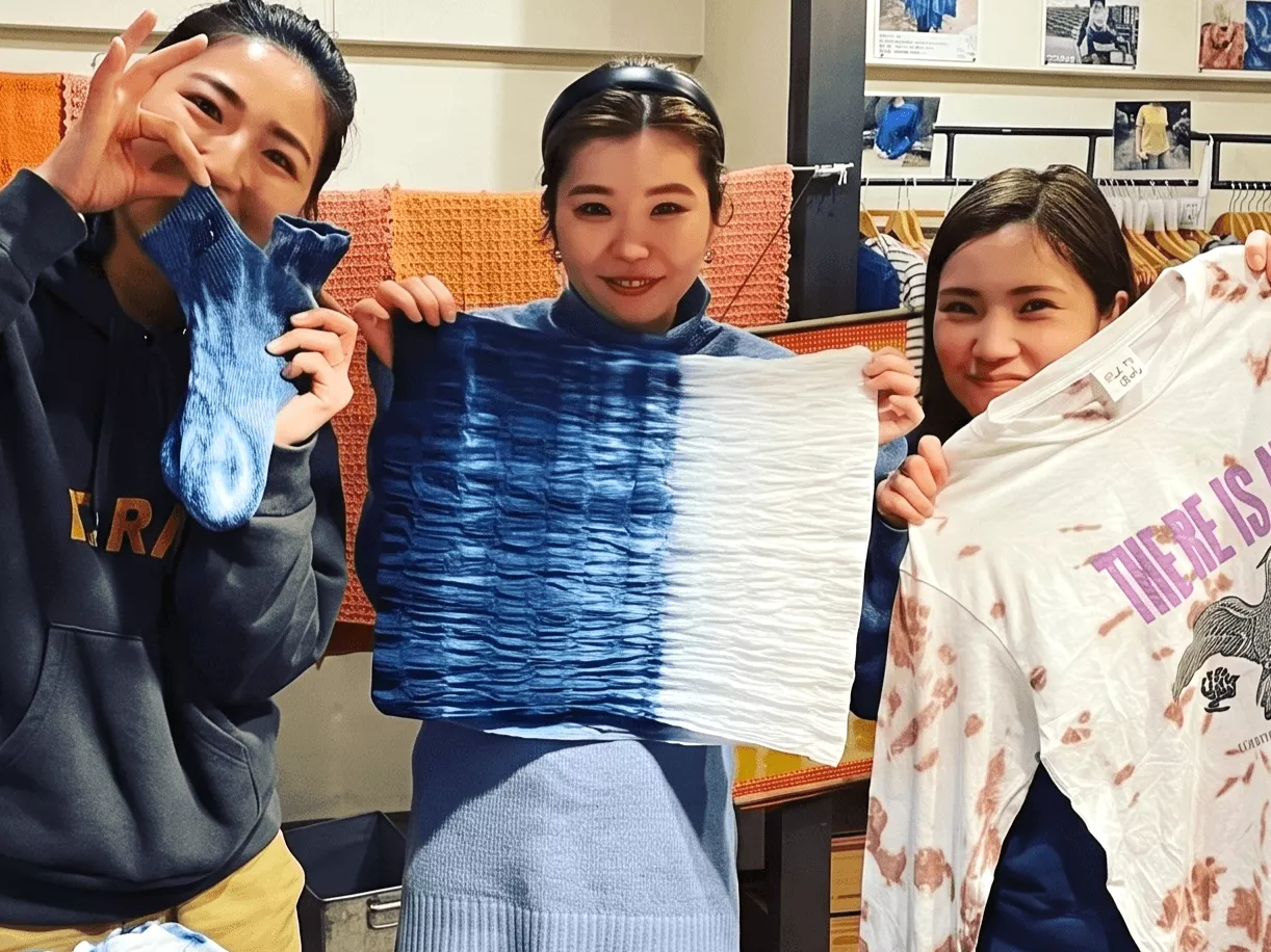 持ち込み衣類の藍染め体験風景・完成したTシャツや作品を広げて喜ぶ参加者たち