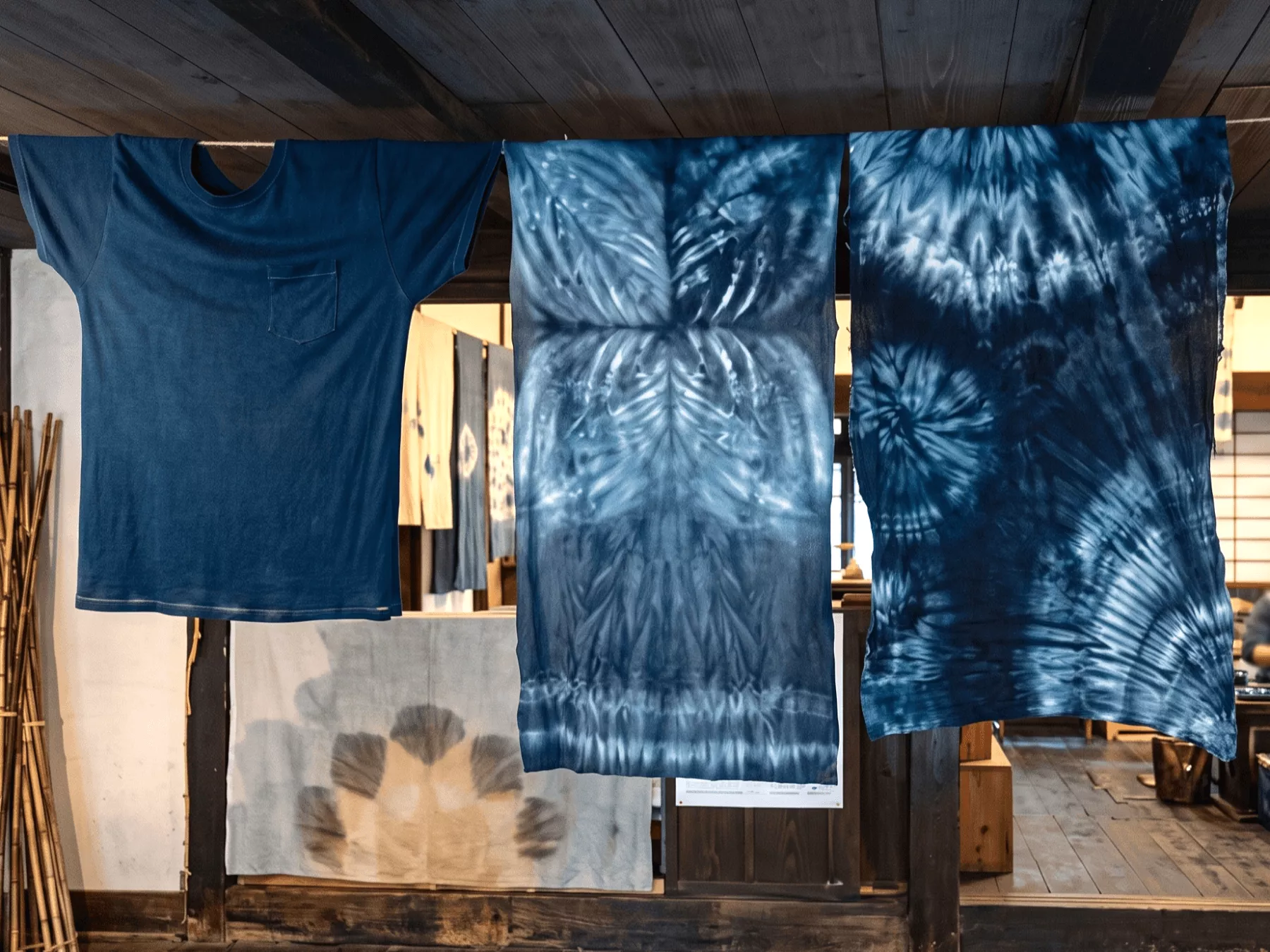 持ち込みのTシャツを濃い藍色やグラデーションに染め上げた藍染めリメイク作品例