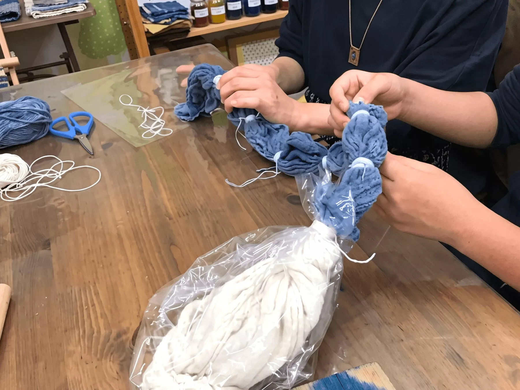 自備衣物紅土染體驗過程：使用橡皮筋綑綁衣服製作獨特紋樣的準備工作