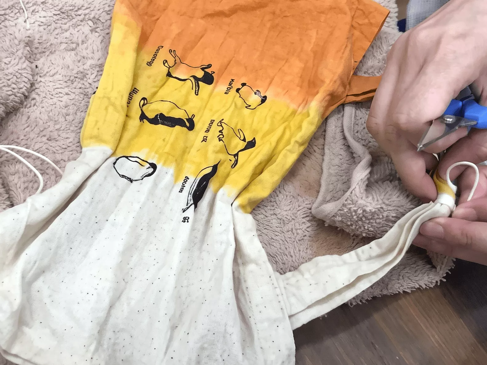 紅土染手作體驗流程：將自備T恤浸入天然紅土染劑中仔細揉捺染色