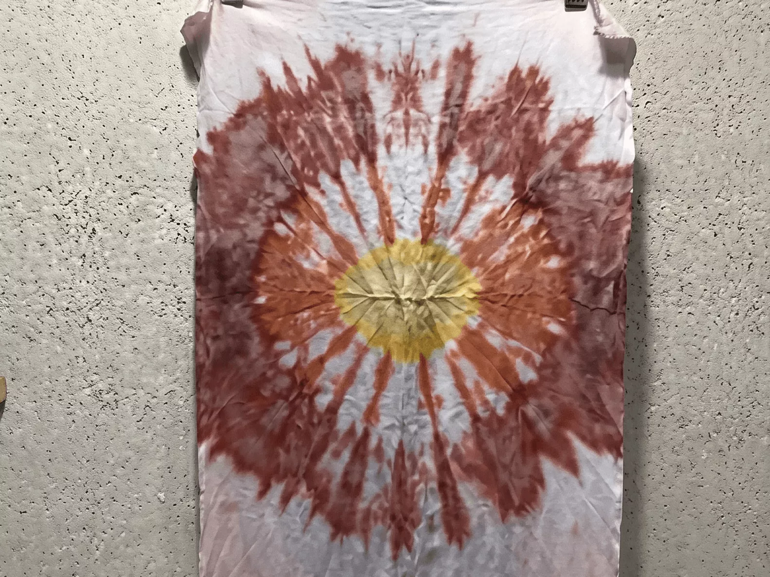 自備布織品（手帕、手巾）紅土染作品：掛在衣架上展示的精緻扎染紋樣