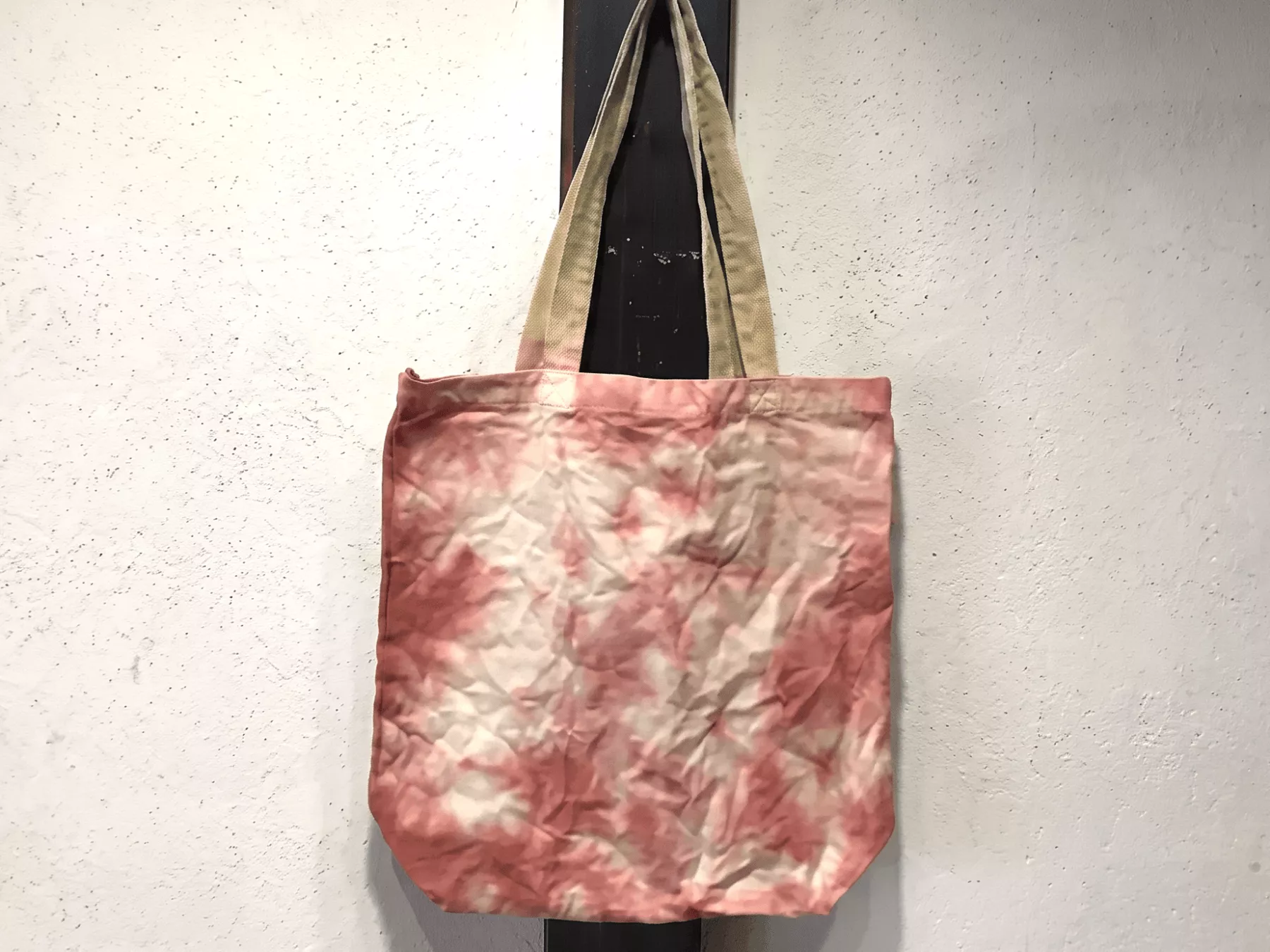 染色体験で作れる、ピンクと赤のグラデーションが美しい絞り染めトートバッグ