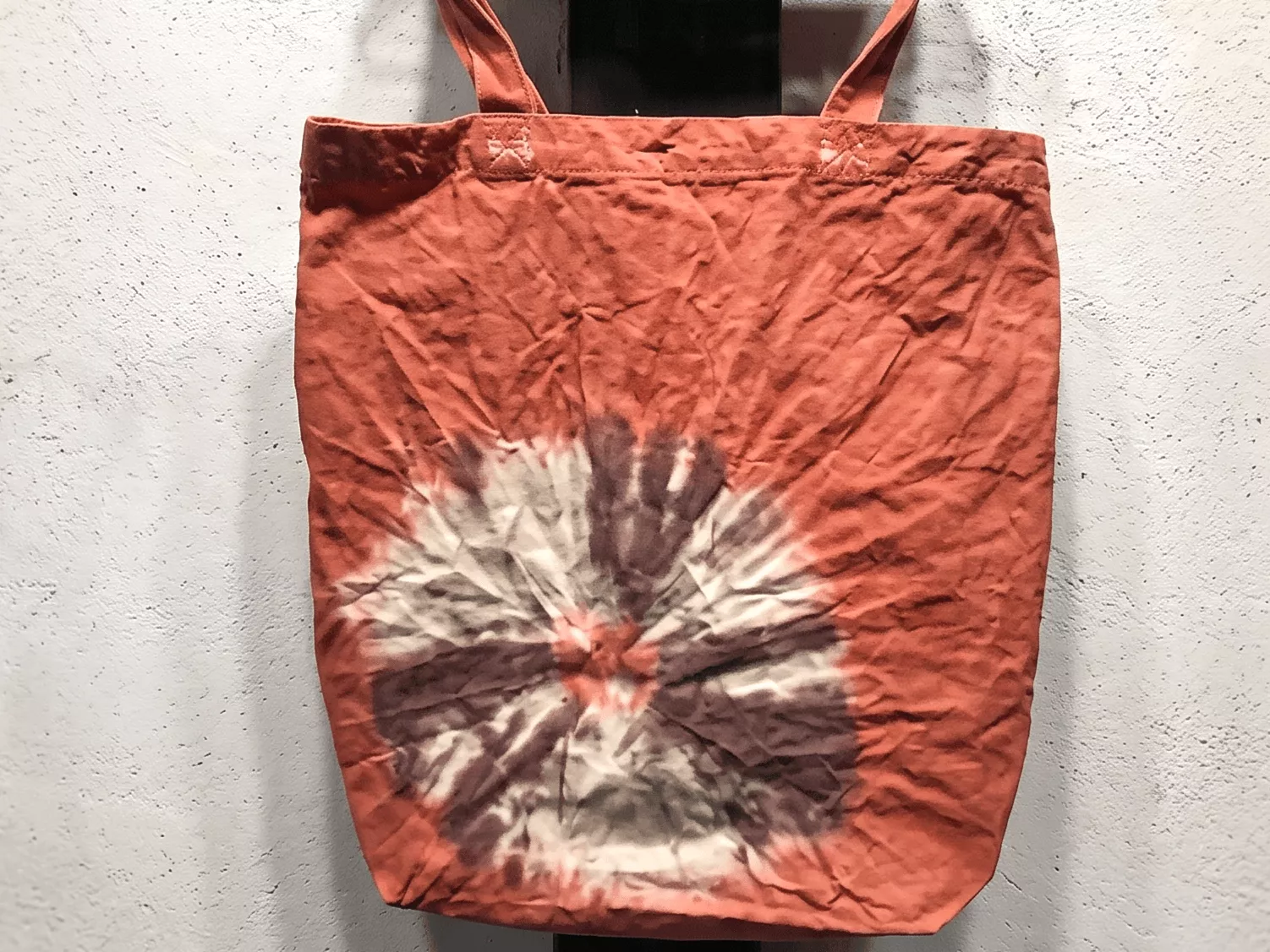 伝統的な絞り染めの技法を用いて美しく染め上げられたオリジナルトートバッグの完成品