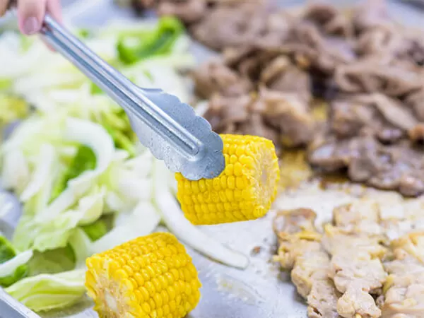 恩納村｜BBQ｜トング｜トウモロコシ｜調理｜焼き鳥