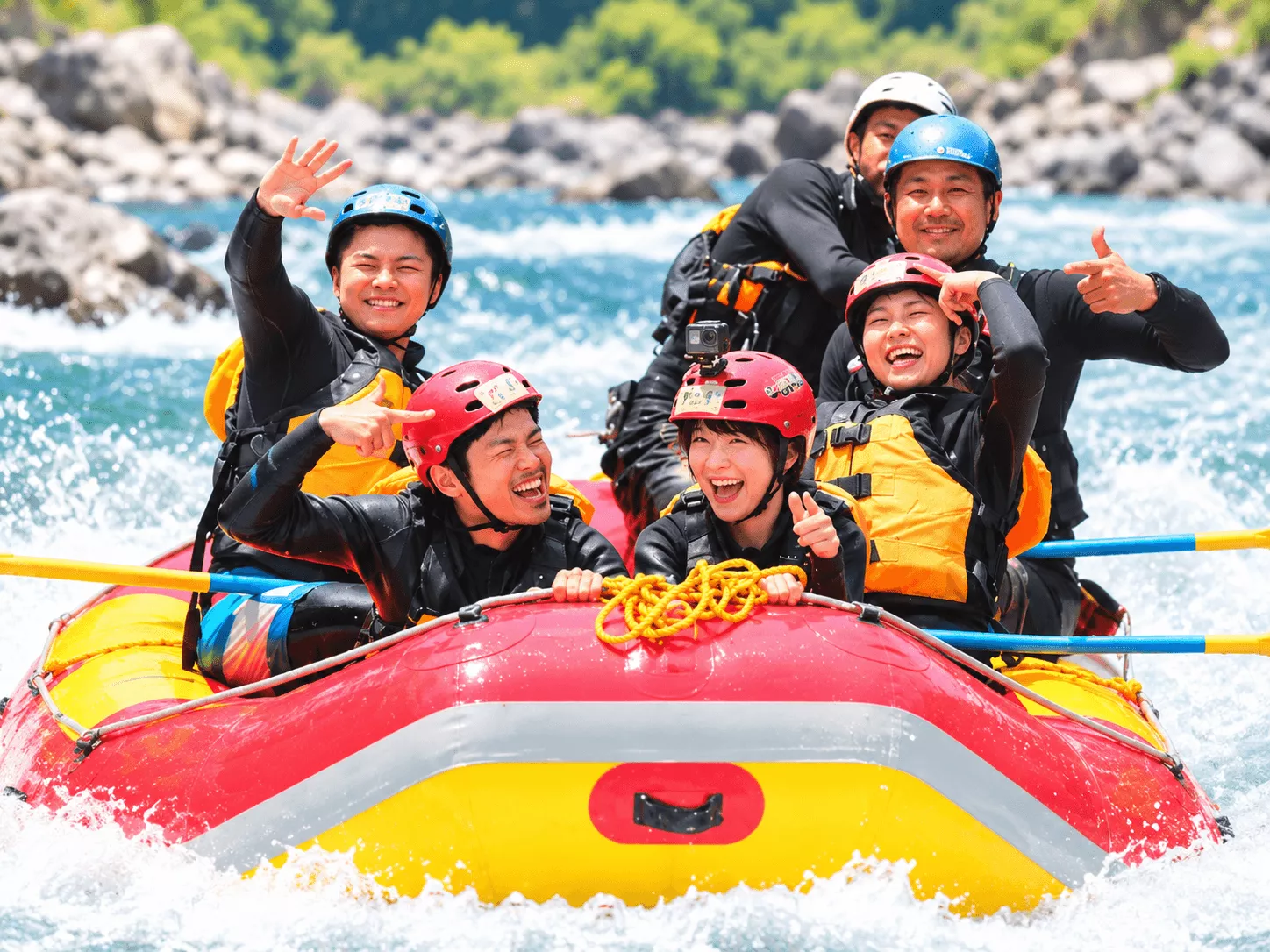 大きな水しぶきを浴びて大興奮！グループや仲間と楽しむ吉野川ラフティング