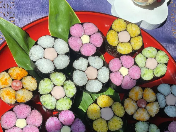 親子で作る花の巻き寿司