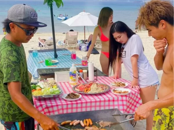 瀬底島（アンチ浜）手ぶらでビーチBBQ｜調理｜テーブル