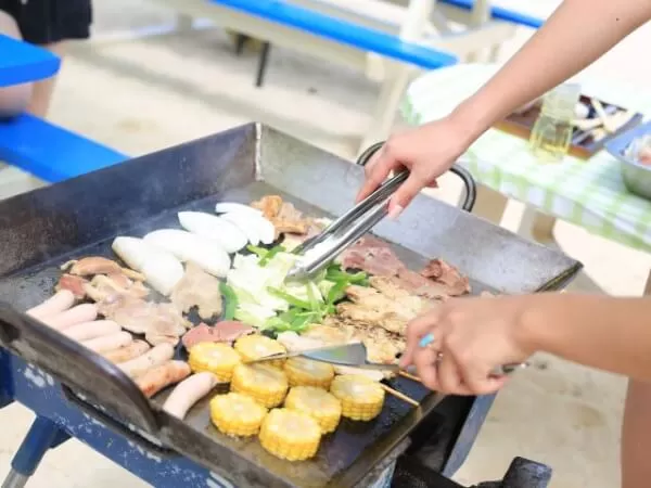 瀬底島（アンチ浜）手ぶらでBBQ｜鉄板｜トング