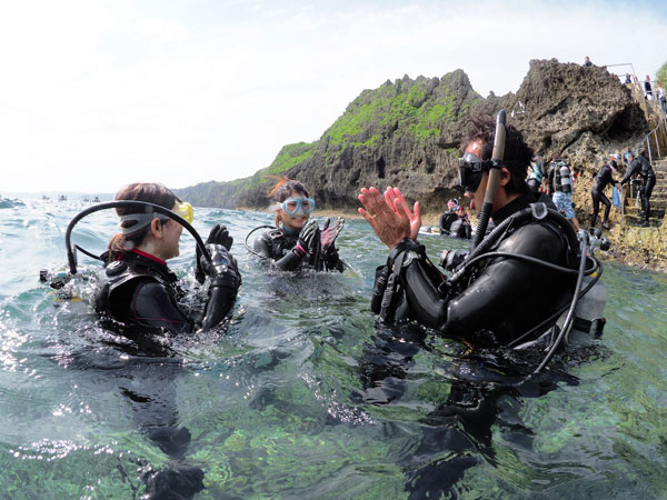 青の洞窟|ビーチエントリー 青の洞窟|ビーチエントリー