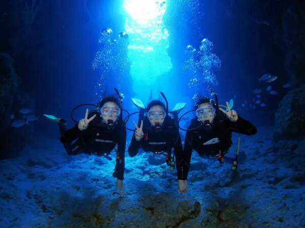 青の洞窟内での記念撮影