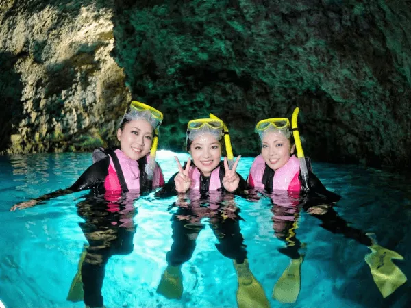 沖縄県恩納村真栄田岬にある青の洞窟シュノーケリング