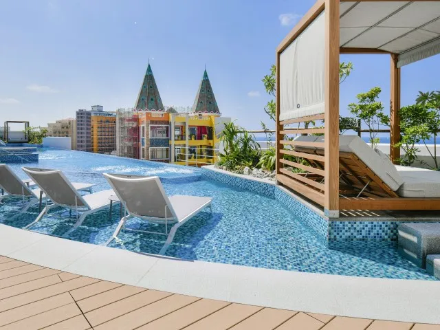 レクー沖縄北谷スパ & リゾート　インフィニティプール