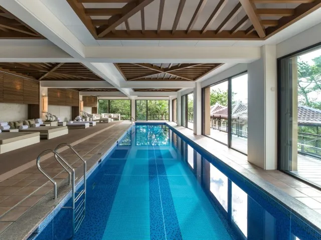 ザ・リッツ・カールトン沖縄　屋内プール