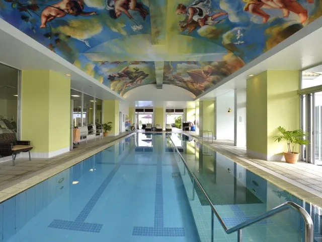 沖縄かりゆしリゾート EXES 恩納　屋内プール