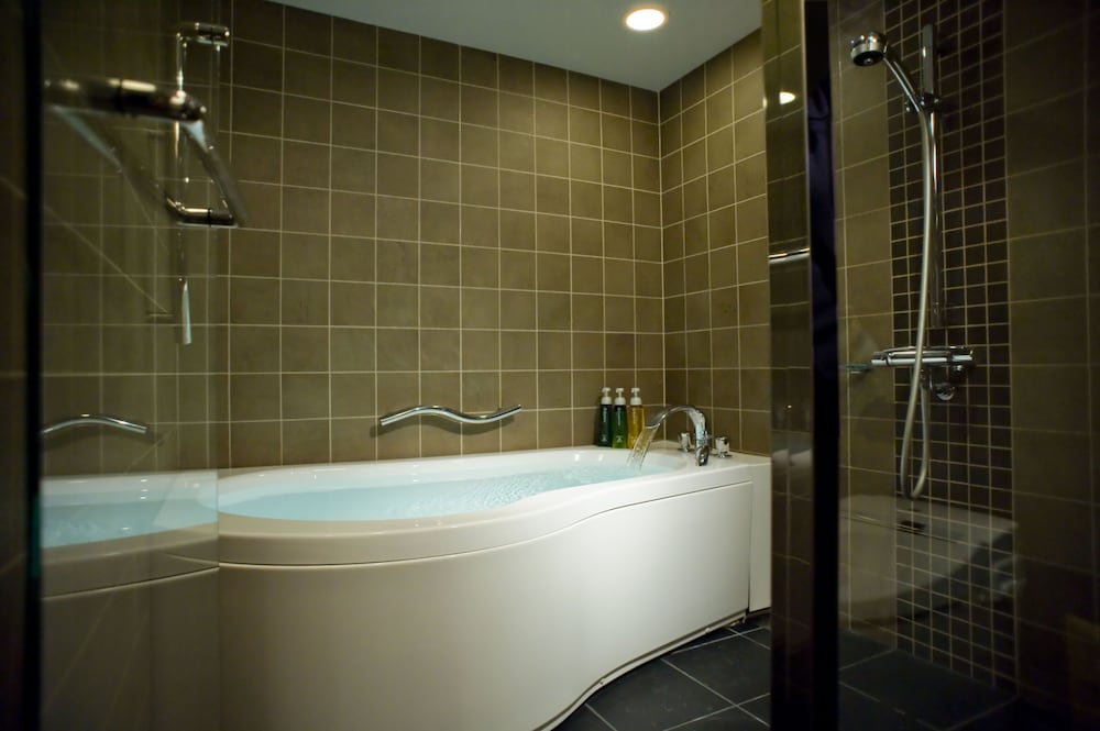 スーペリアダブル 禁煙(36㎡) 深めの浴槽1 | 京都ブライトン ホテル