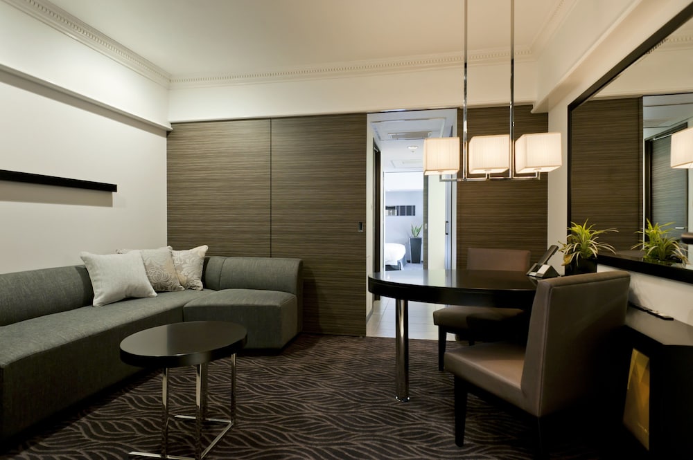 ラグジュアリーコーナーダブル/テラス付 禁煙(44㎡) リビング エリア1 | 京都ブライトン ホテル