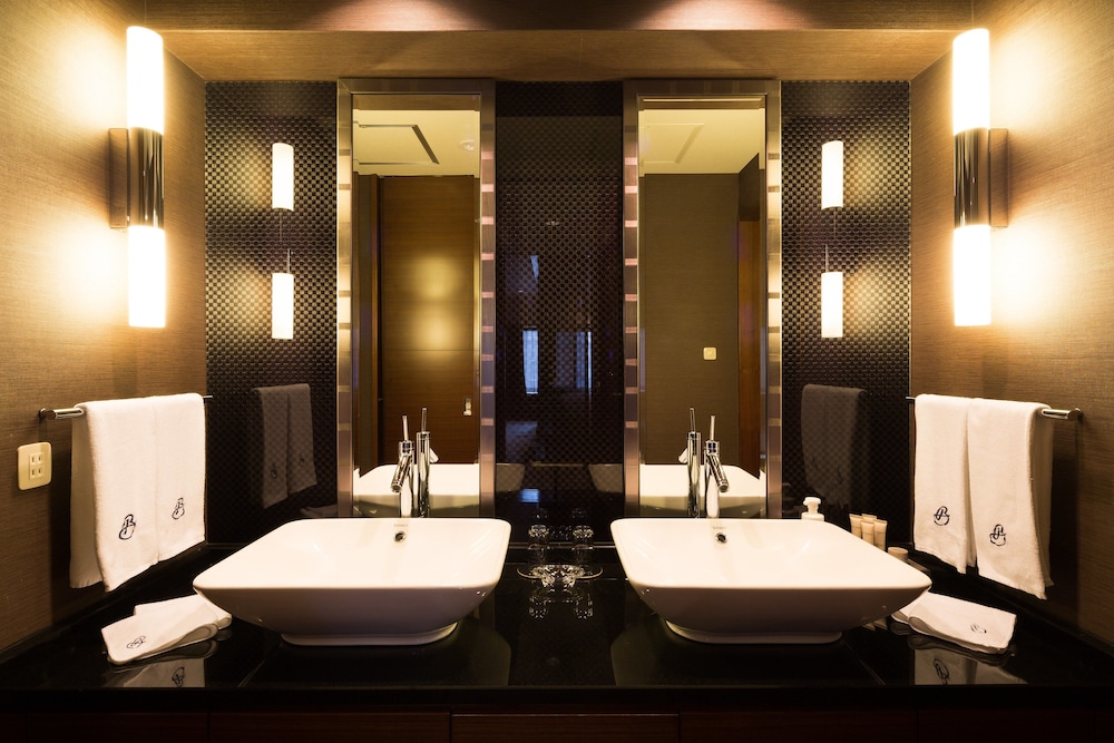 ラグジュアリー スイート ハリウッドツイン 禁煙 (84㎡) バスルーム1 | 京都ブライトン ホテル