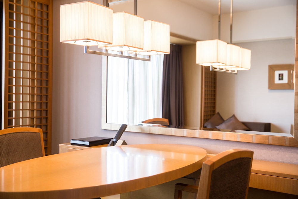 ラグジュアリー ツイン 禁煙 (42㎡) 客室内のダイニングエリア0 | 京都ブライトン ホテル