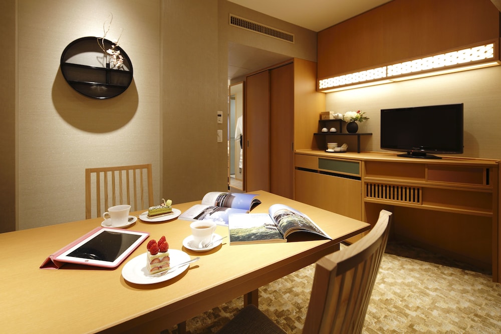 プレミアム ツインルーム えん 禁煙(42㎡) 客室内のダイニングエリア0 | 京都ブライトン ホテル