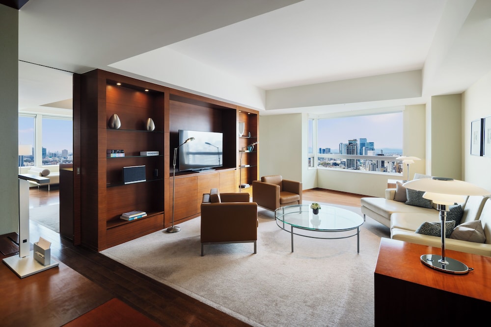 ファミリー スイート ベッド (複数台) リビング エリア0 | グランド ハイアット 東京