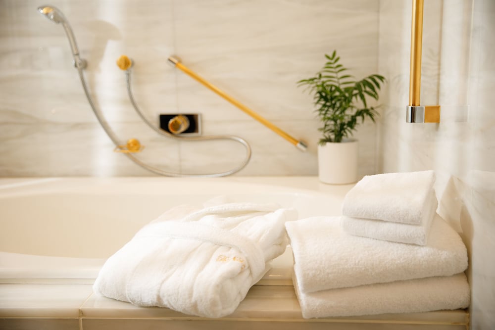 デラックス ダブルルーム 禁煙 バスルーム1 | ホテルニューオータニ博多