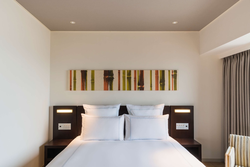 グランド ルーム キングベッド 1 台 (High Floor) 客室2 | スイスホテル南海大阪