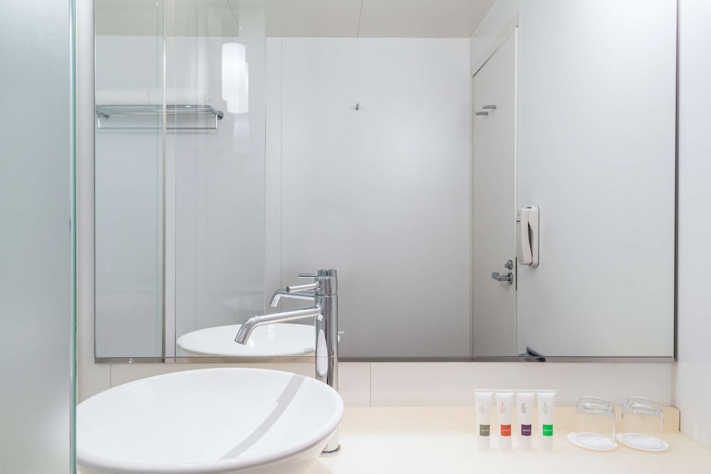 Swiss Advantage Room ルーム クイーンベッド 1 台 バスルーム0 | スイスホテル南海大阪