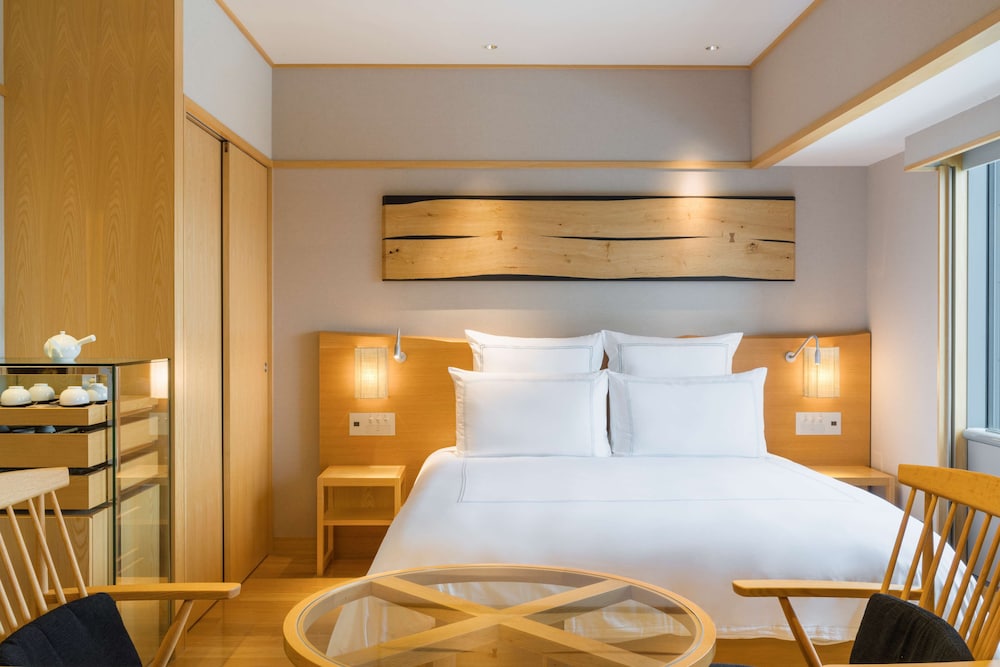 スイート キングベッド 1 台 クラブラウンジ利用可 (Waon) 客室1 | スイスホテル南海大阪