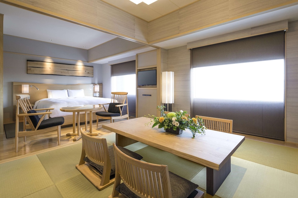 スイート キングベッド 1 台 クラブラウンジ利用可 (Waon) | スイスホテル南海大阪