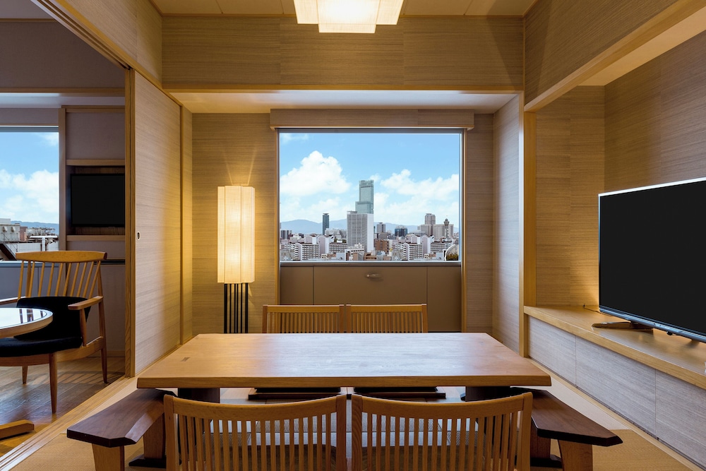 スイート キングベッド 1 台 クラブラウンジ利用可 (Waon) 客室3 | スイスホテル南海大阪