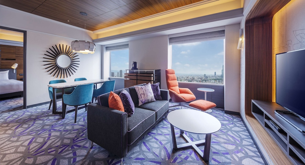 デラックス スイート シングルベッド 2 台 クラブラウンジ利用可 (High Floor) 客室1 | スイスホテル南海大阪